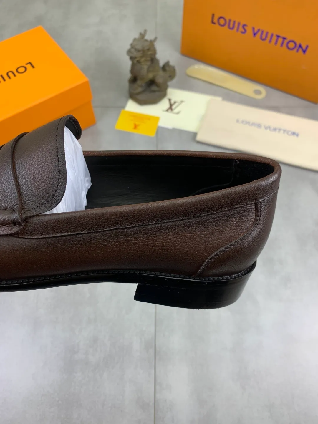 Men's men's shoes 💰P520 New style 💶[LOUIS VUITTON] Water-dyed Niuli Original order New style 🍀LV Louis Vuitton *——Top version of LV classic leather shoes! Made of imported original calfskin, original leather side strips and wear-resistant high-end rubber outsole! High quality products! Color: Black optional Size: 39-44 (45 customized)